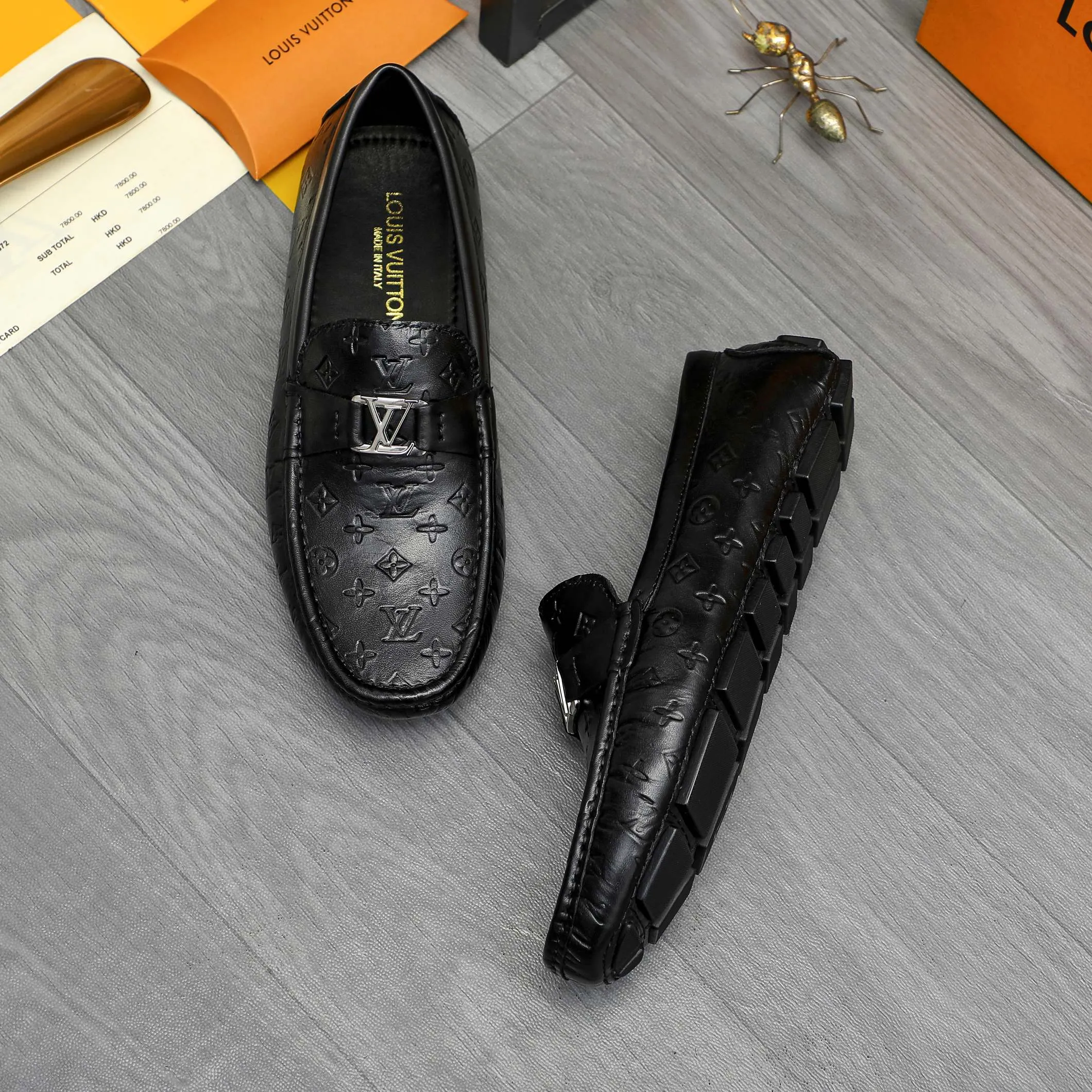 Men's shoes 💰p420 Product trademark: LV (Louis Vuitton) casual slip-on men's shoes Regular size: 38-44 Product materials: Selected high-quality cowhide embossed upper, sheepskin lining, rubber outsole
